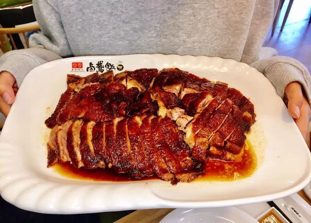 30年资历老师傅带来正宗卤鹅饭，长春这家店一口卤香，唇齿难忘