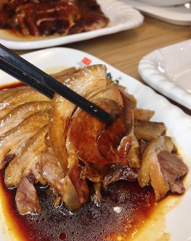 30年资历老师傅带来正宗卤鹅饭，长春这家店一口卤香，唇齿难忘