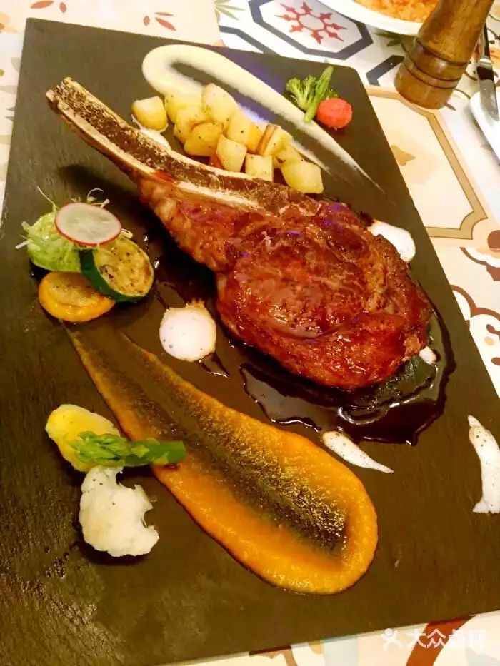 经典复古西餐厅装修_复古装修风格饭店_复古风餐厅装修